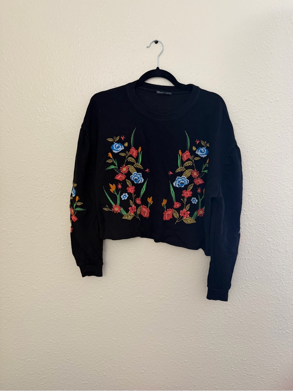 Zara Black Cropped Sweatshirt with Multicolor Floral Embroidery